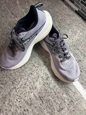 Womens Saucony Ride 17 lavender and White Running Shoes - Size 9.5 wide